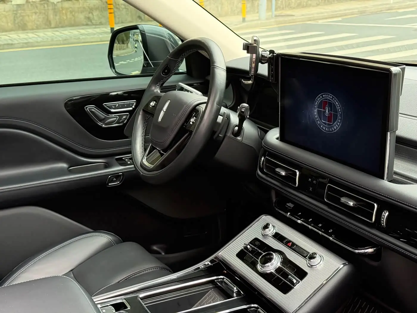 Lincoln Aviator 2023 — Photo 16/18