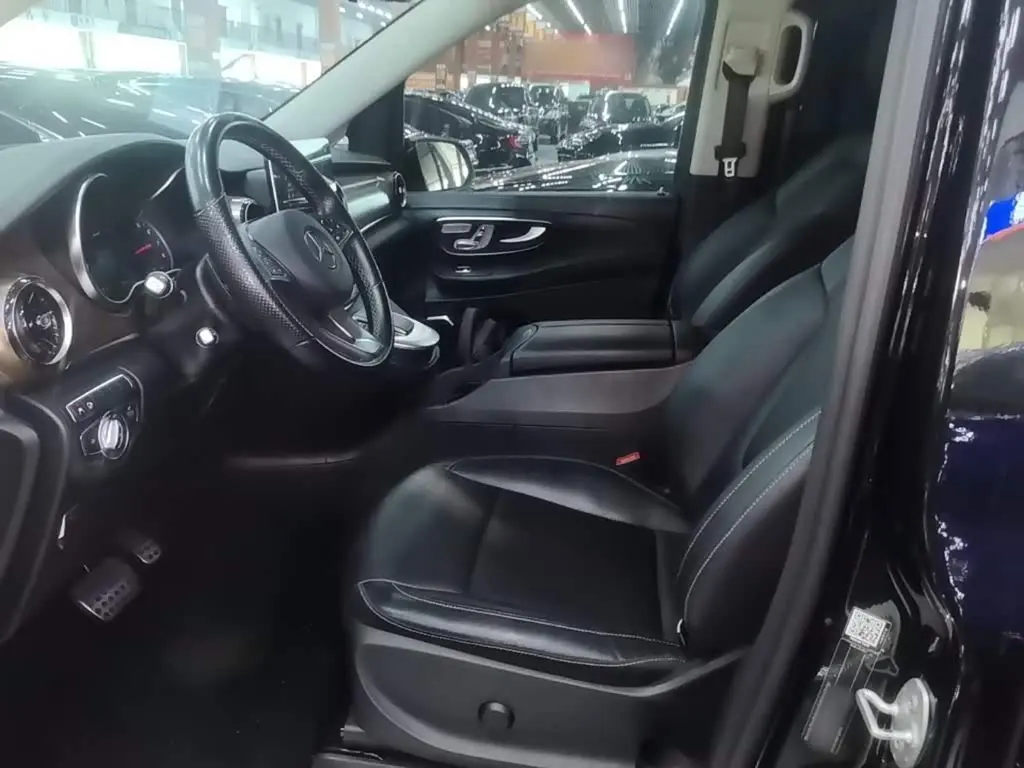 Mercedes-Benz V-Class 2023 — Photo 11/20