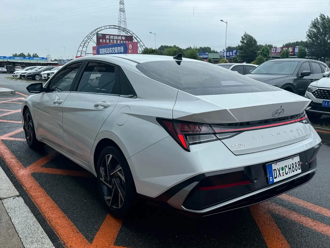 Hyundai Elantra 2023 — Photo 6/9
