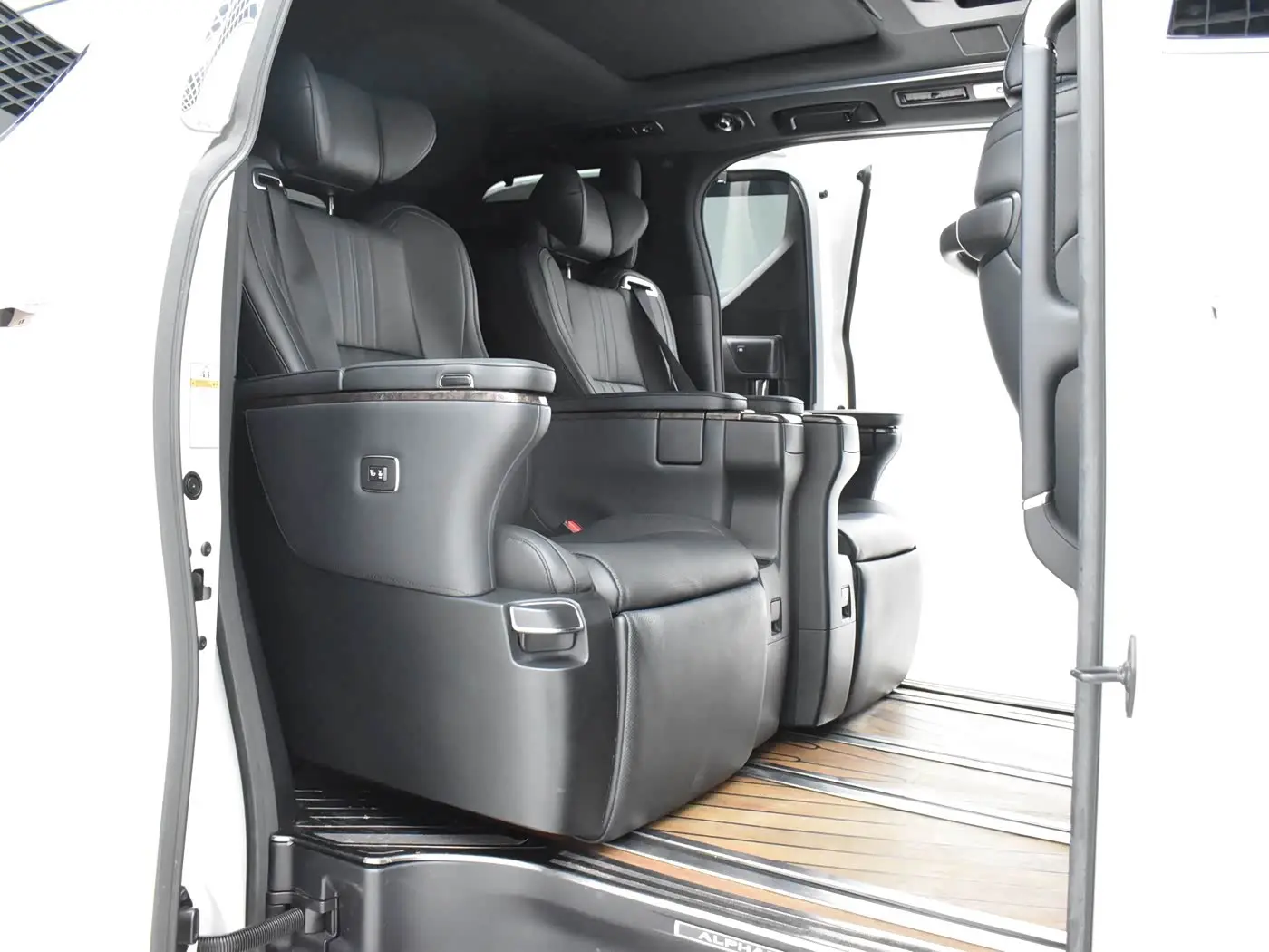 Toyota Alphard 2018 — Photo 18/20