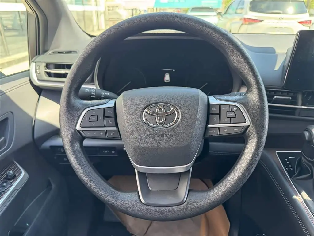 Toyota Granvia 2026 — Photo 9/14