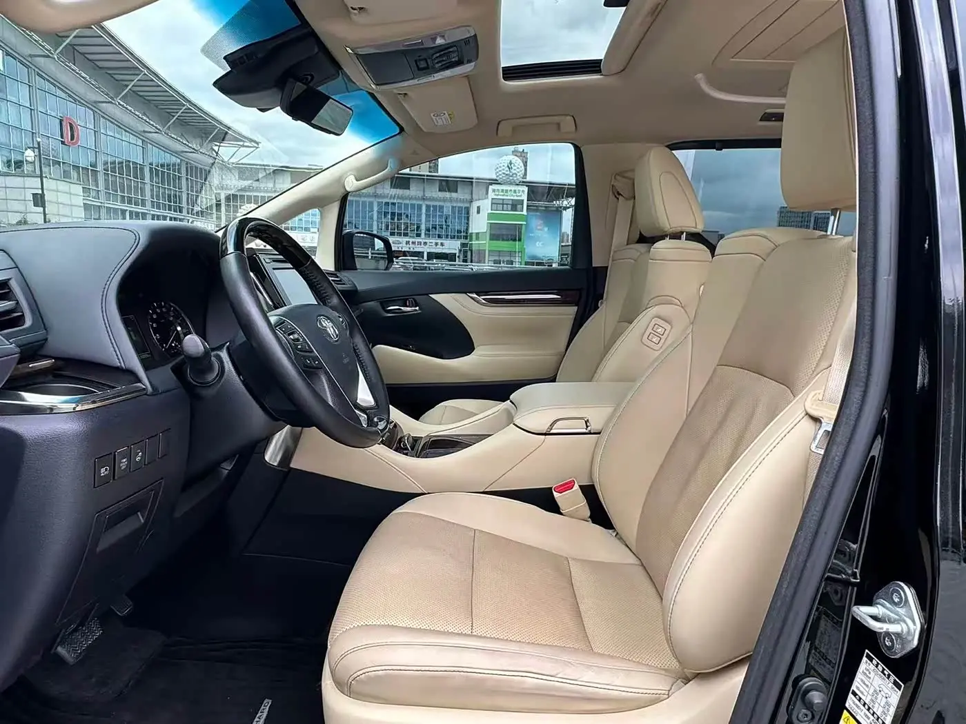 Toyota Alphard 2019 — Photo 7/12