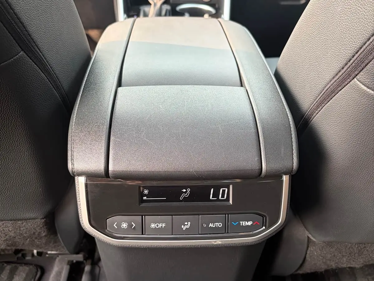 Toyota Highlander 2023 — Photo 18/20