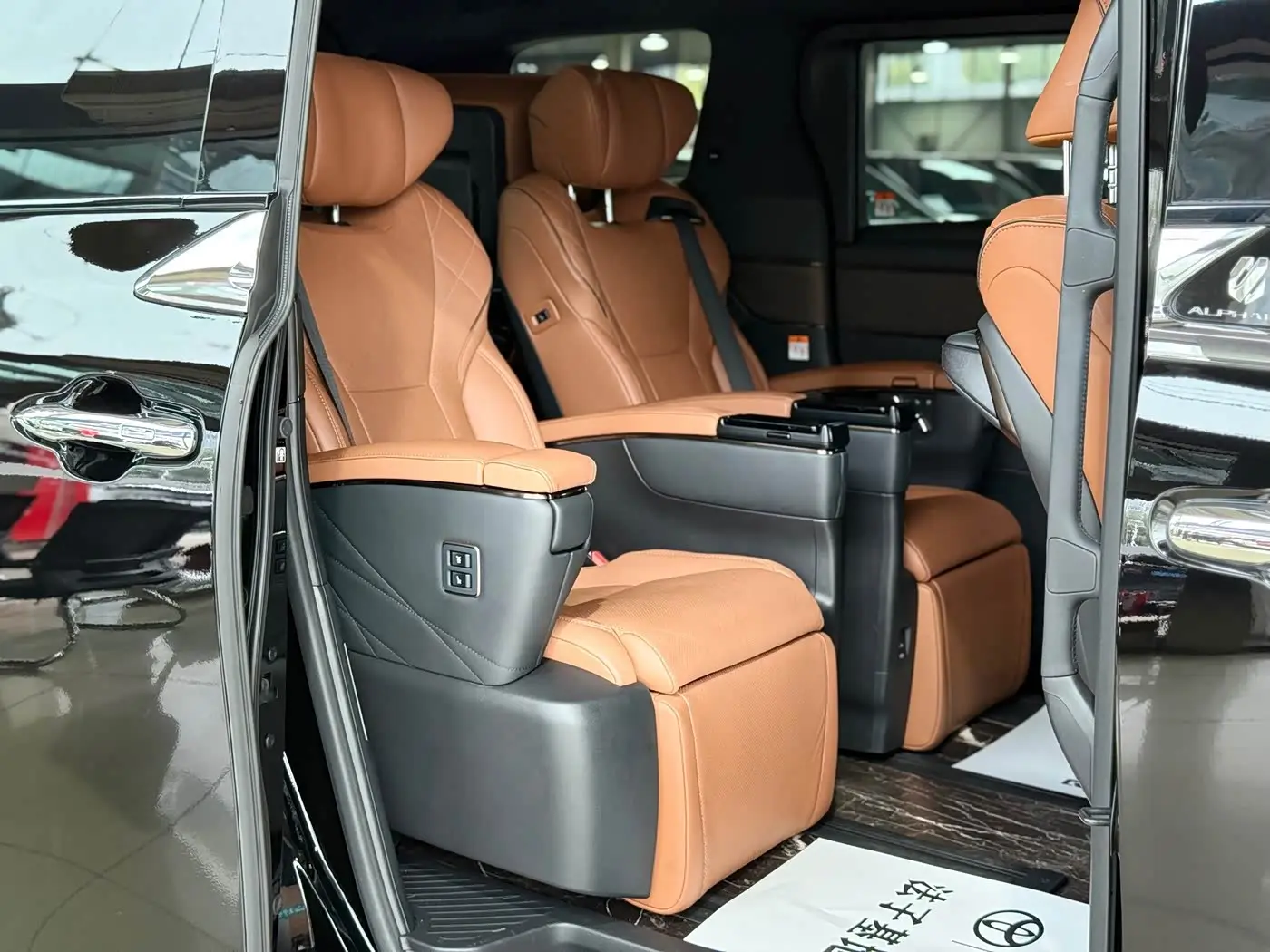Toyota Alphard 2023 — Photo 13/20