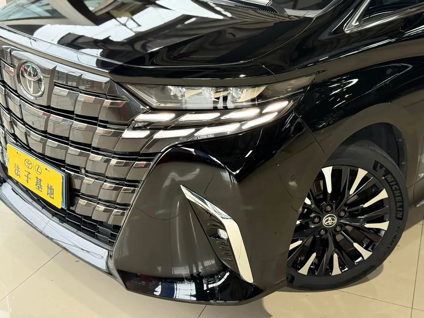 Toyota Alphard 2023 — Photo 5/20
