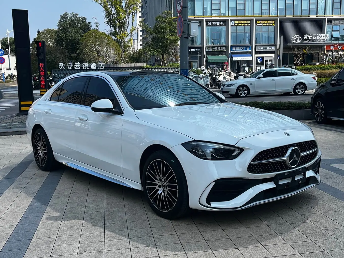 Mercedes-Benz C-Class 2025 — Photo 3/20