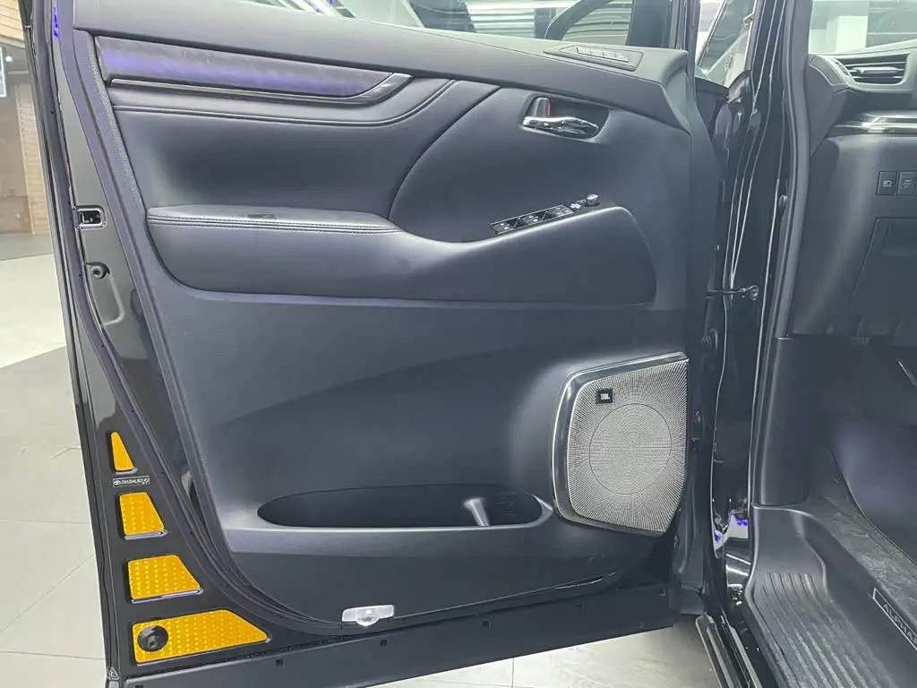 Toyota Vellfire 2020 — Photo 14/15