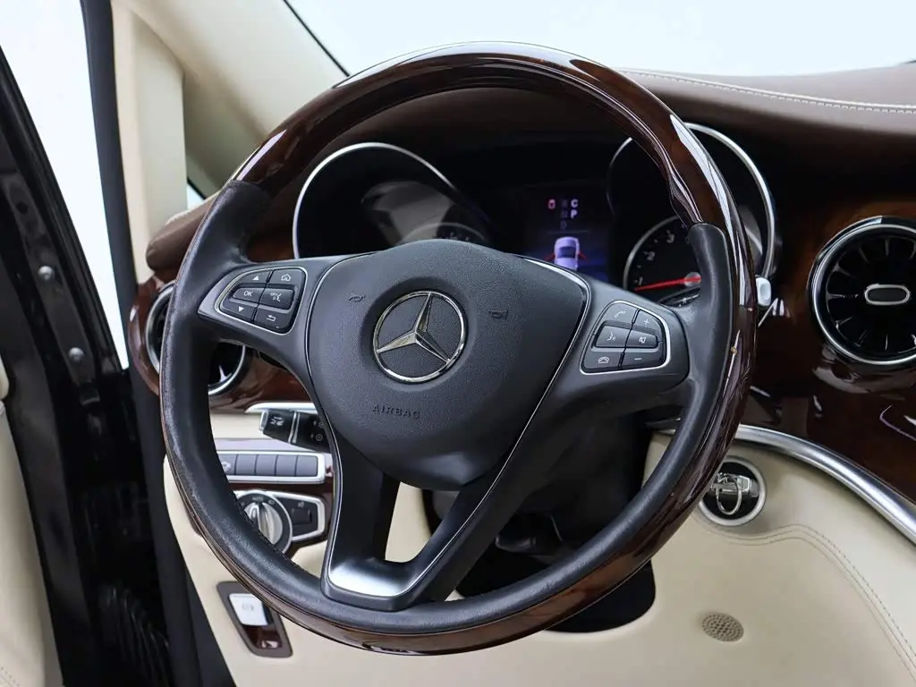 Mercedes-Benz V-Class 2021 — Photo 17/20