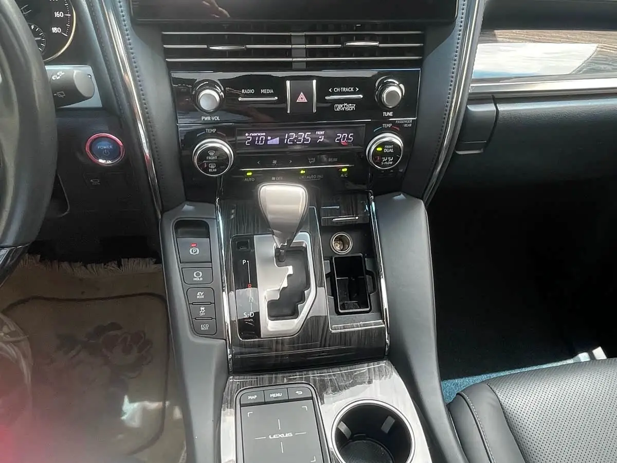 Lexus LM 2023 — Photo 9/20