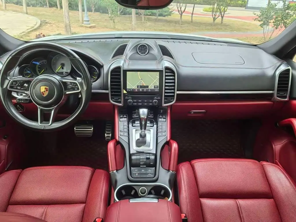 Porsche Cayenne New Energy 2018 — Photo 7/18