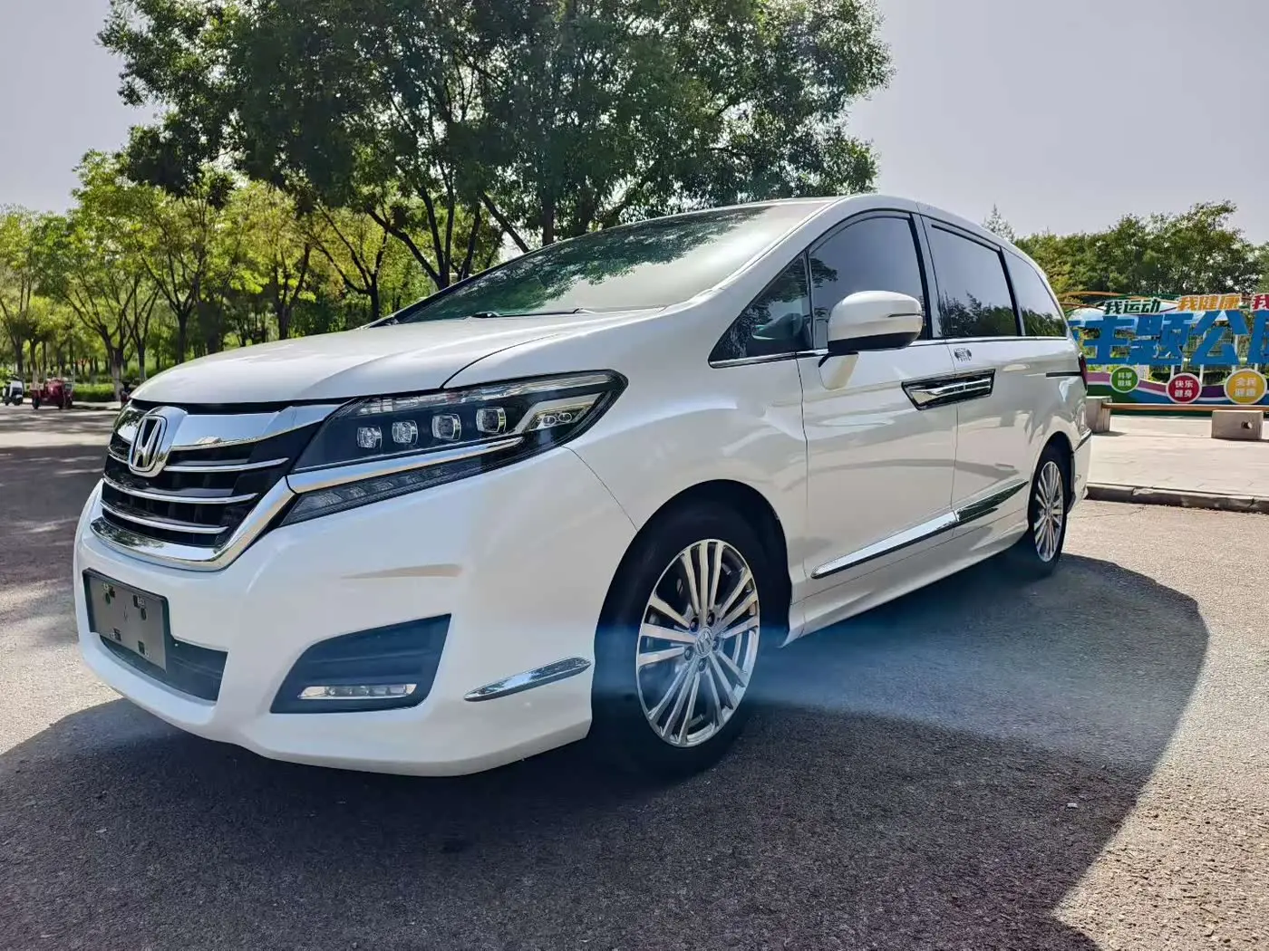 Honda Elysion 2018 — Photo 1/9