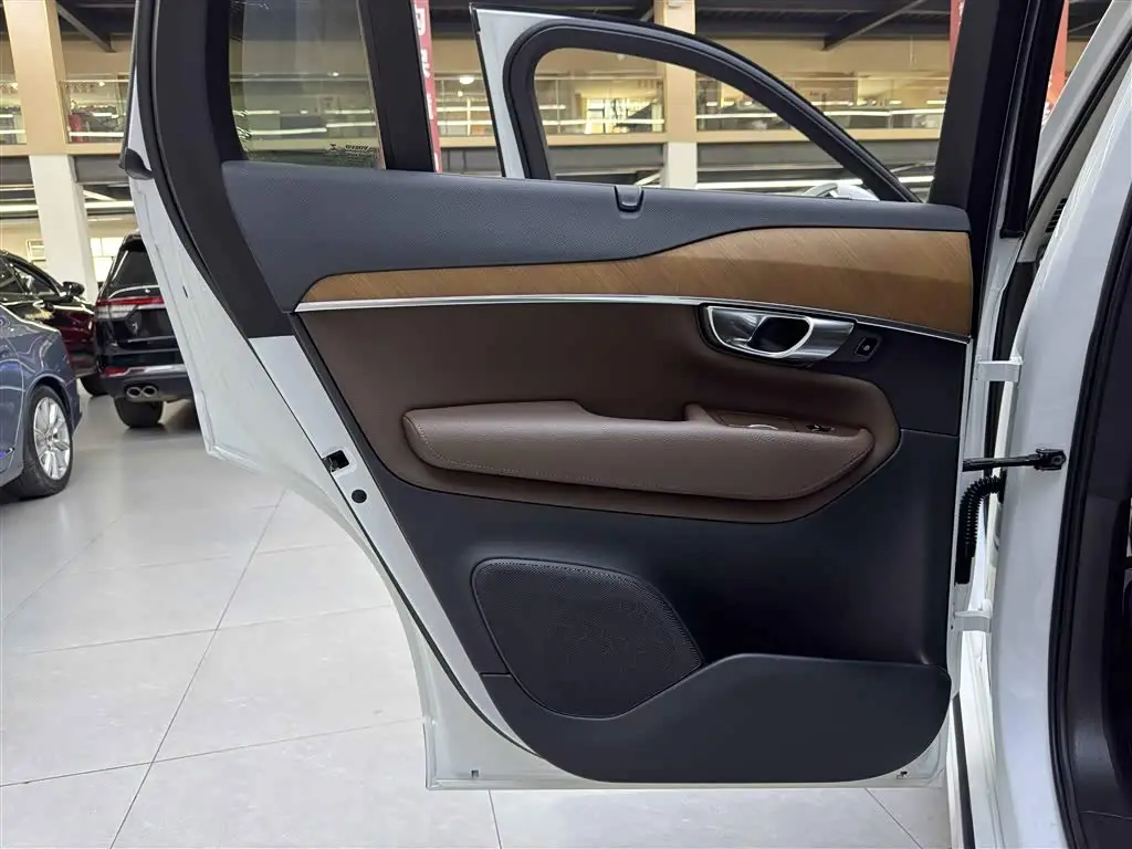 Volvo XC90 2020 — Şəkil 9/15