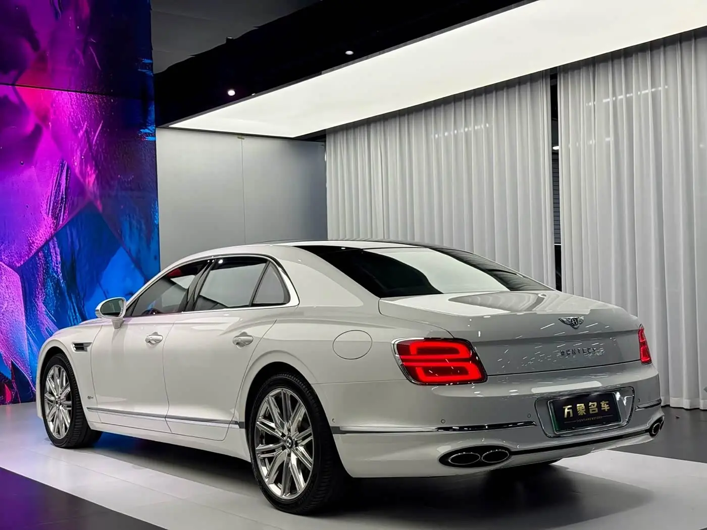 Bentley Flying Spur Plug-in Hybrid 2023 — Фото 4/20