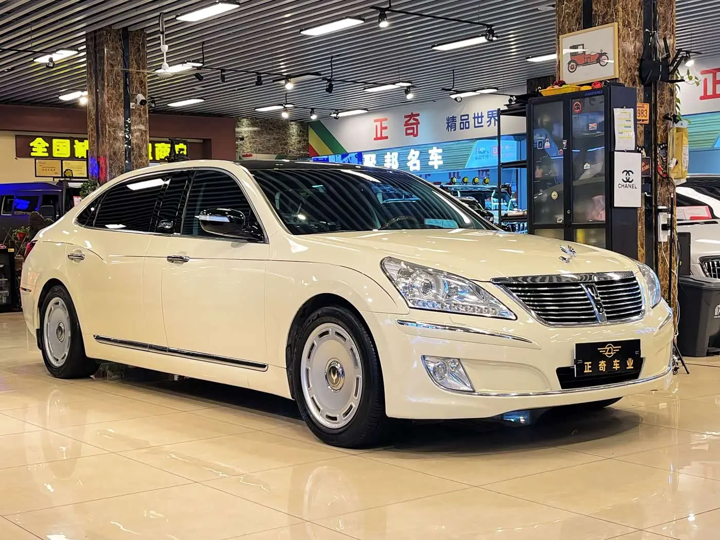 Hyundai Equus 2013 — Photo 1/20