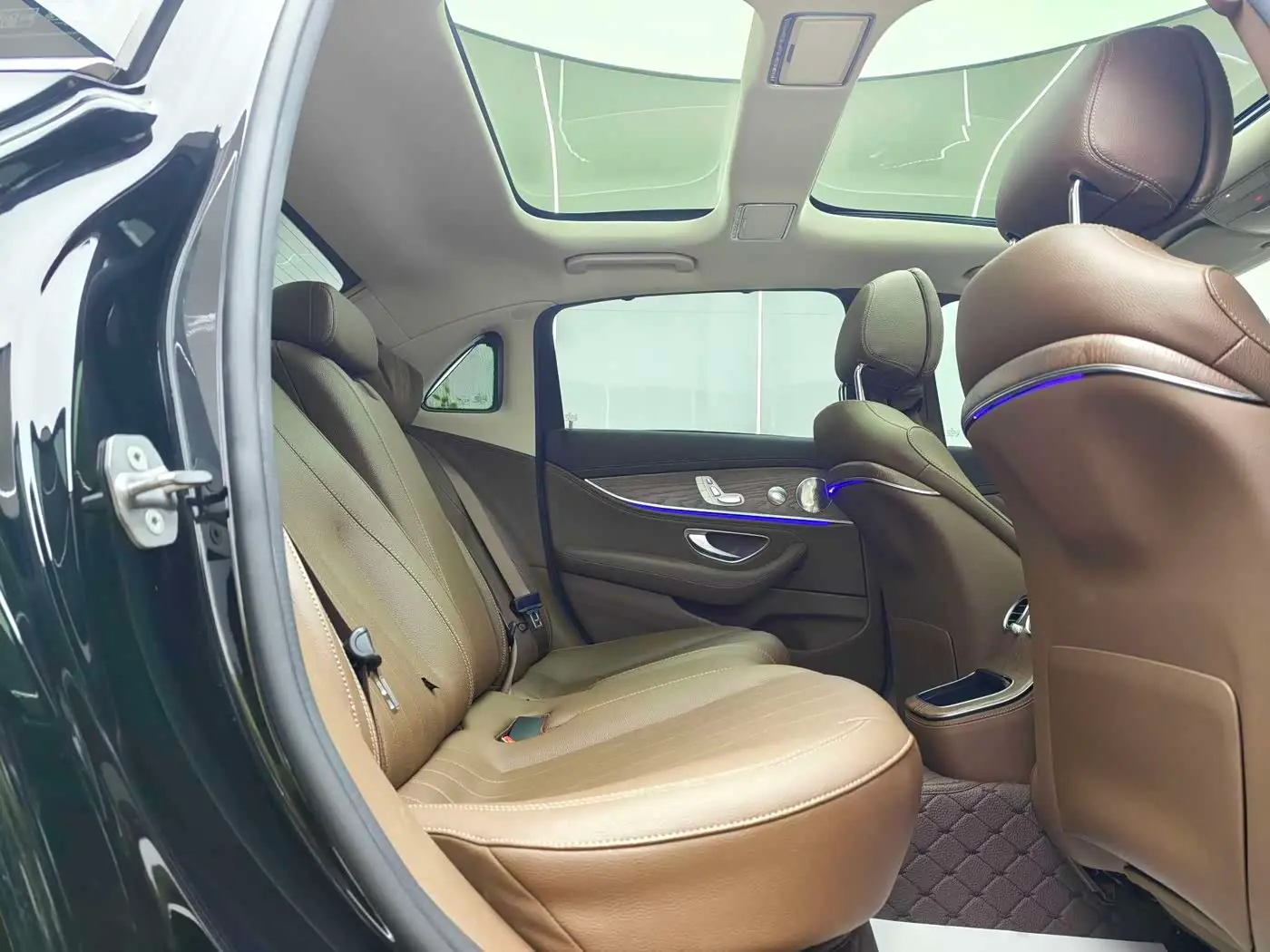 Mercedes-Benz E-Class 2023 — ფოტო 18/19