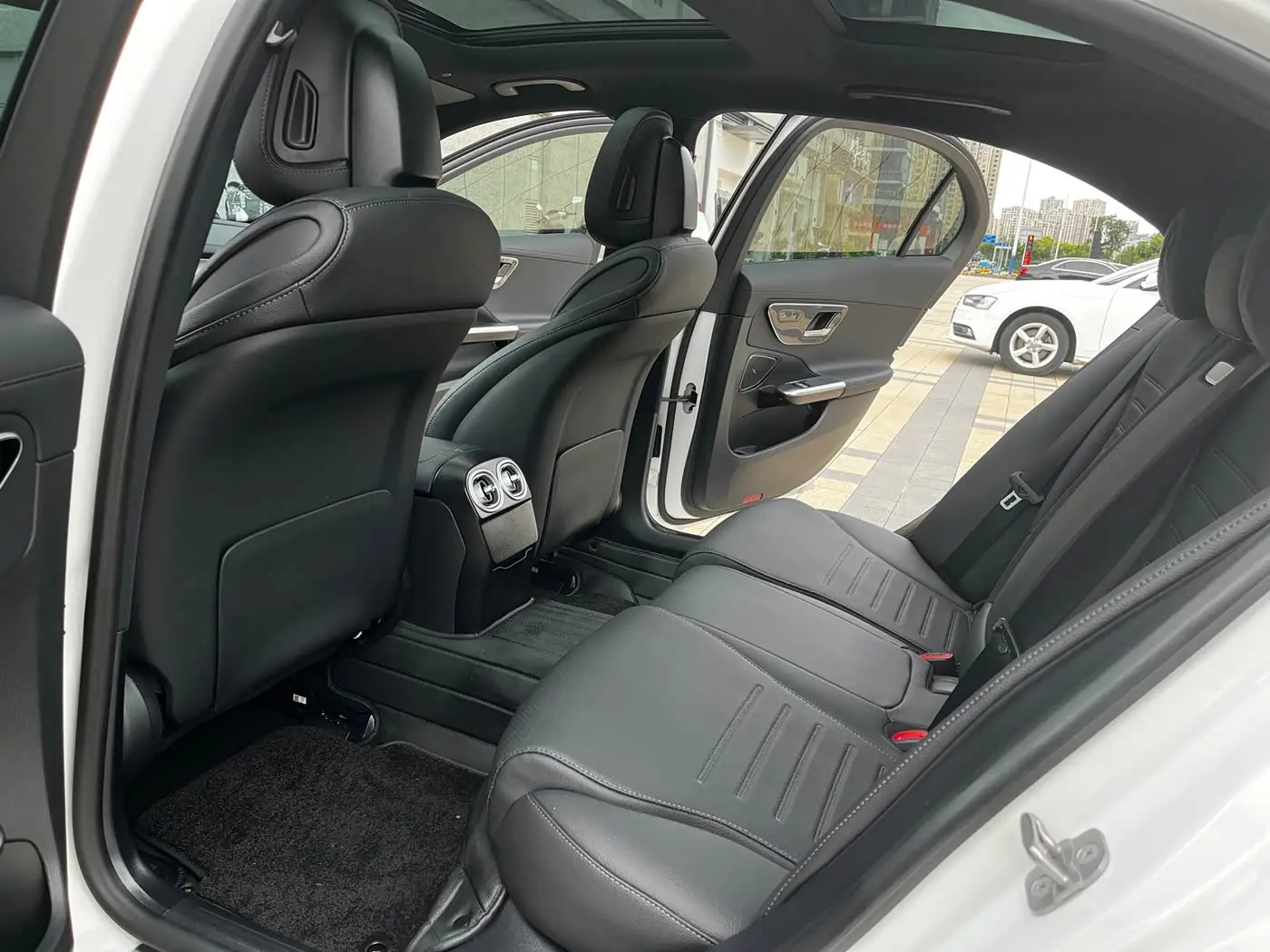 Mercedes-Benz C-Class 2025 — ფოტო 10/19