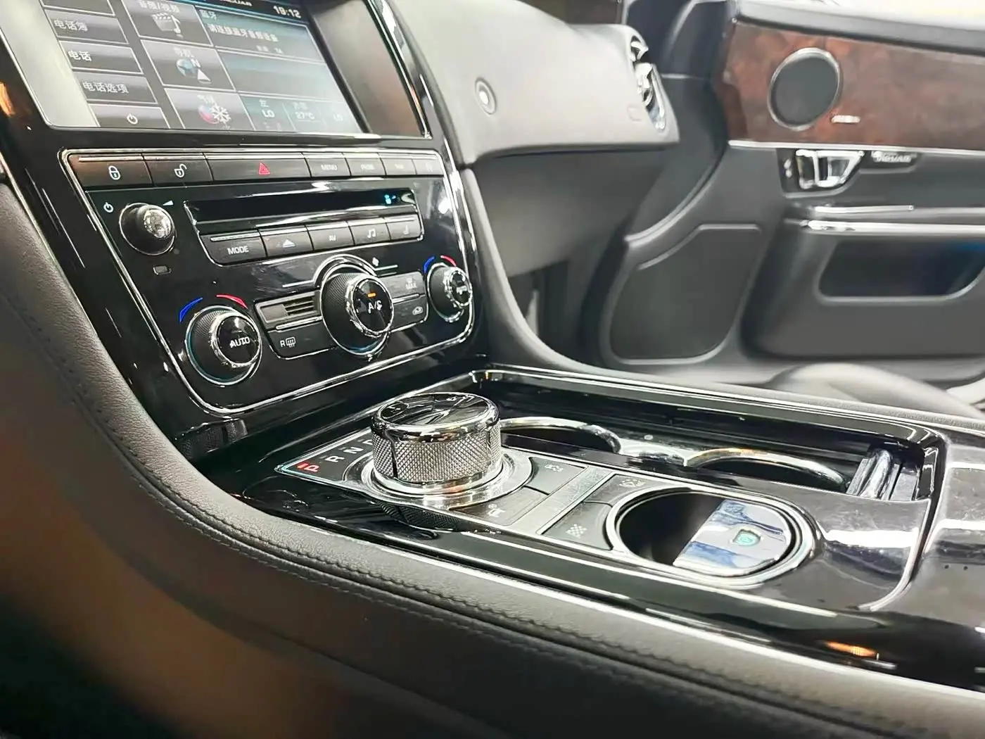 Jaguar XJ 2015 — Фото 15/20