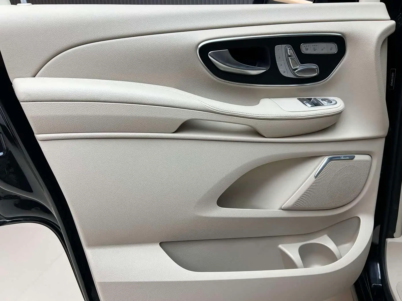 Mercedes-Benz V-Class 2017 — Фото 17/20