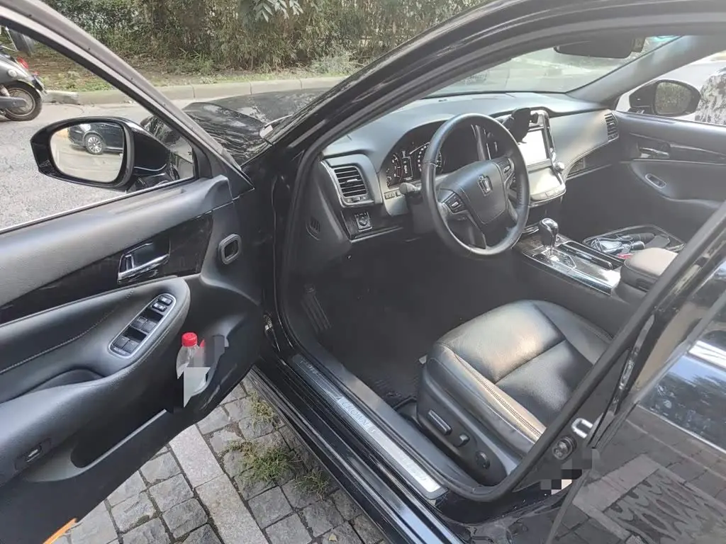 Toyota Crown 2017 — Şəkil 14/20