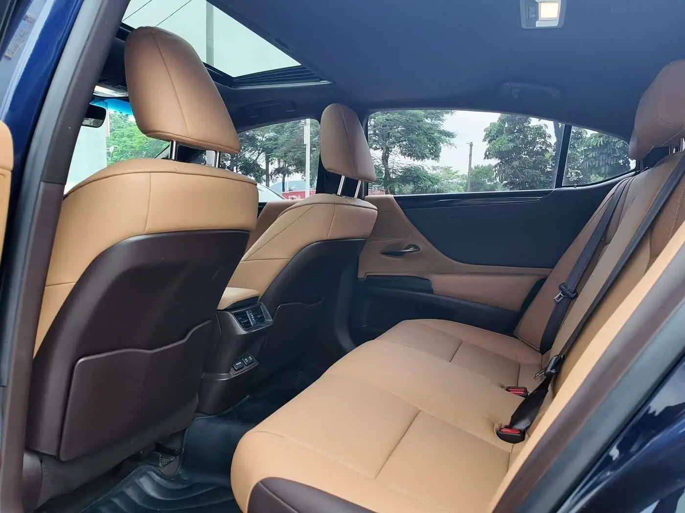 Lexus ES 2021 — Photo 7/10