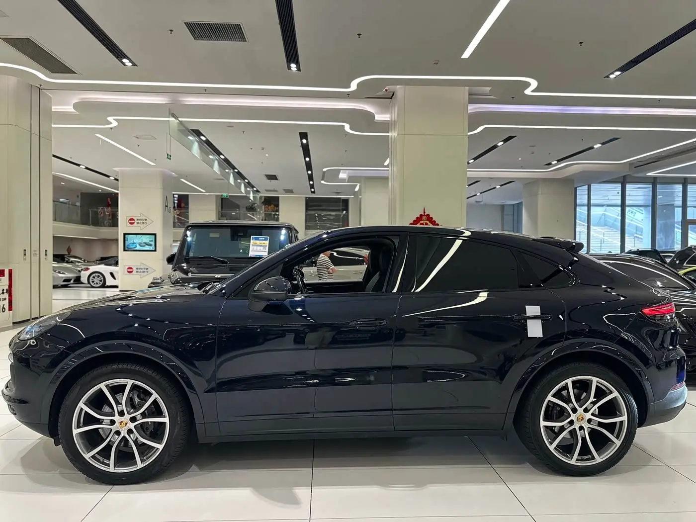 Porsche Cayenne 2021 — Photo 4/18