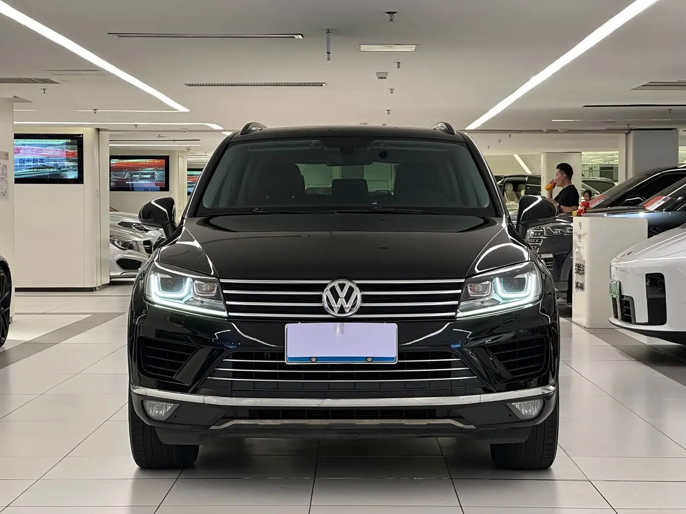 Volkswagen Touareg 2017 — ფოტო 2/20