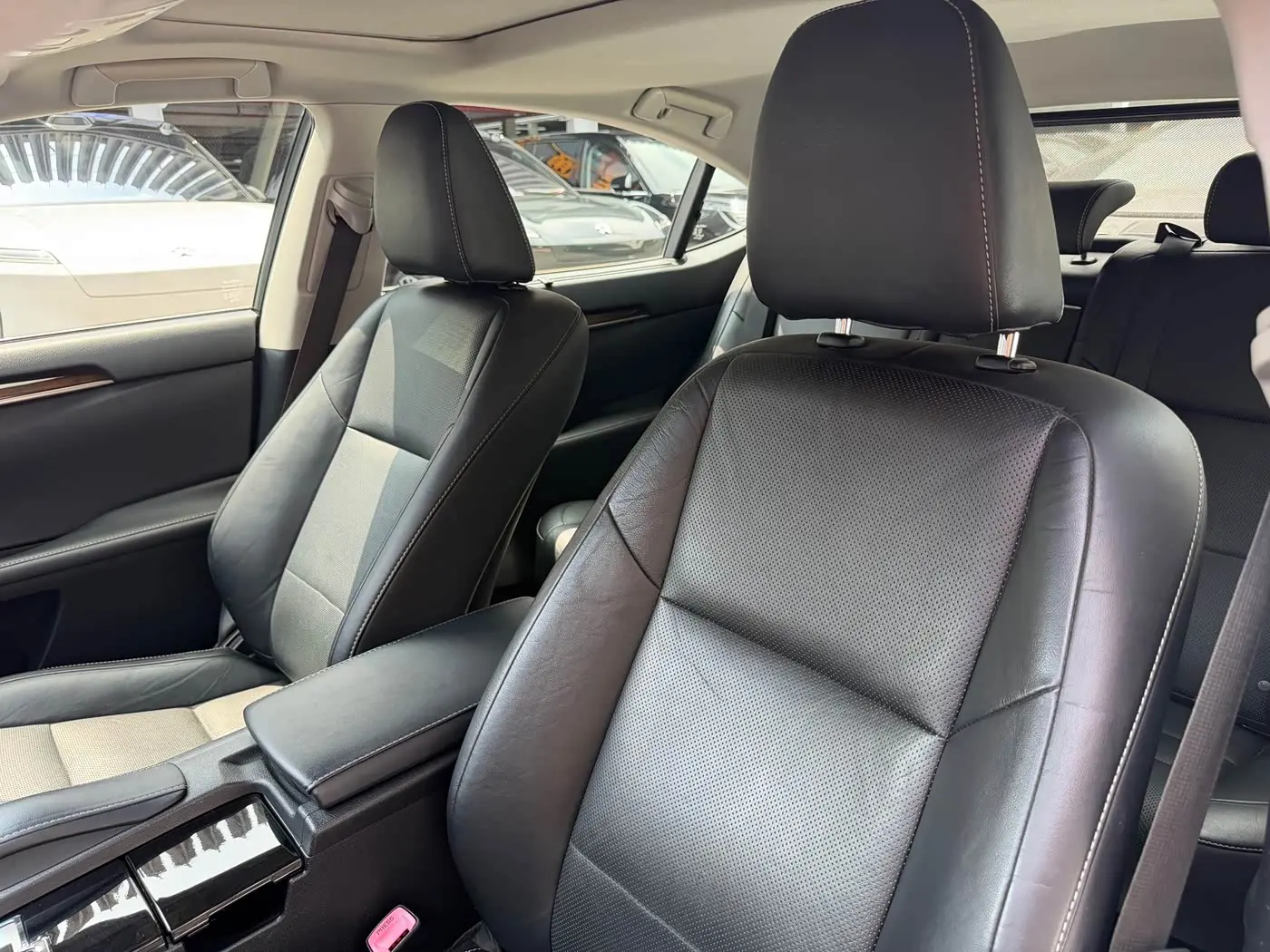Lexus ES 2014 — Photo 11/20