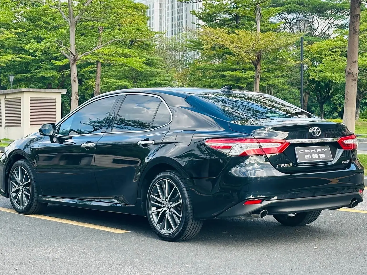 Toyota Camry 2023 — Фото 8/20