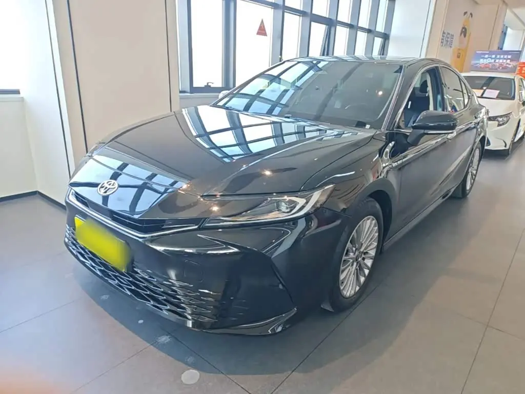 Toyota Camry 2025 — Фото 1/19