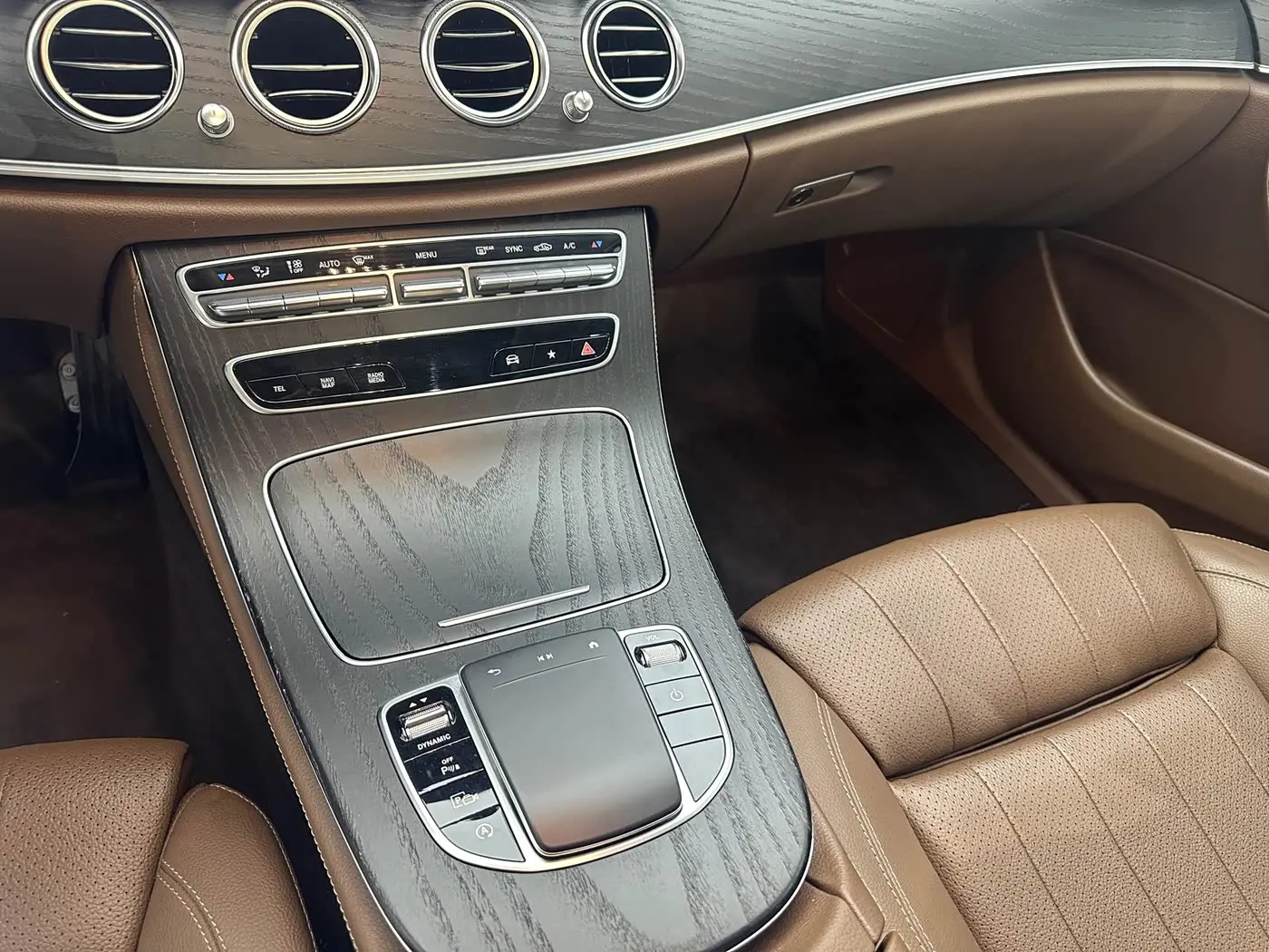 Mercedes-Benz E-Class 2022 — Photo 8/20