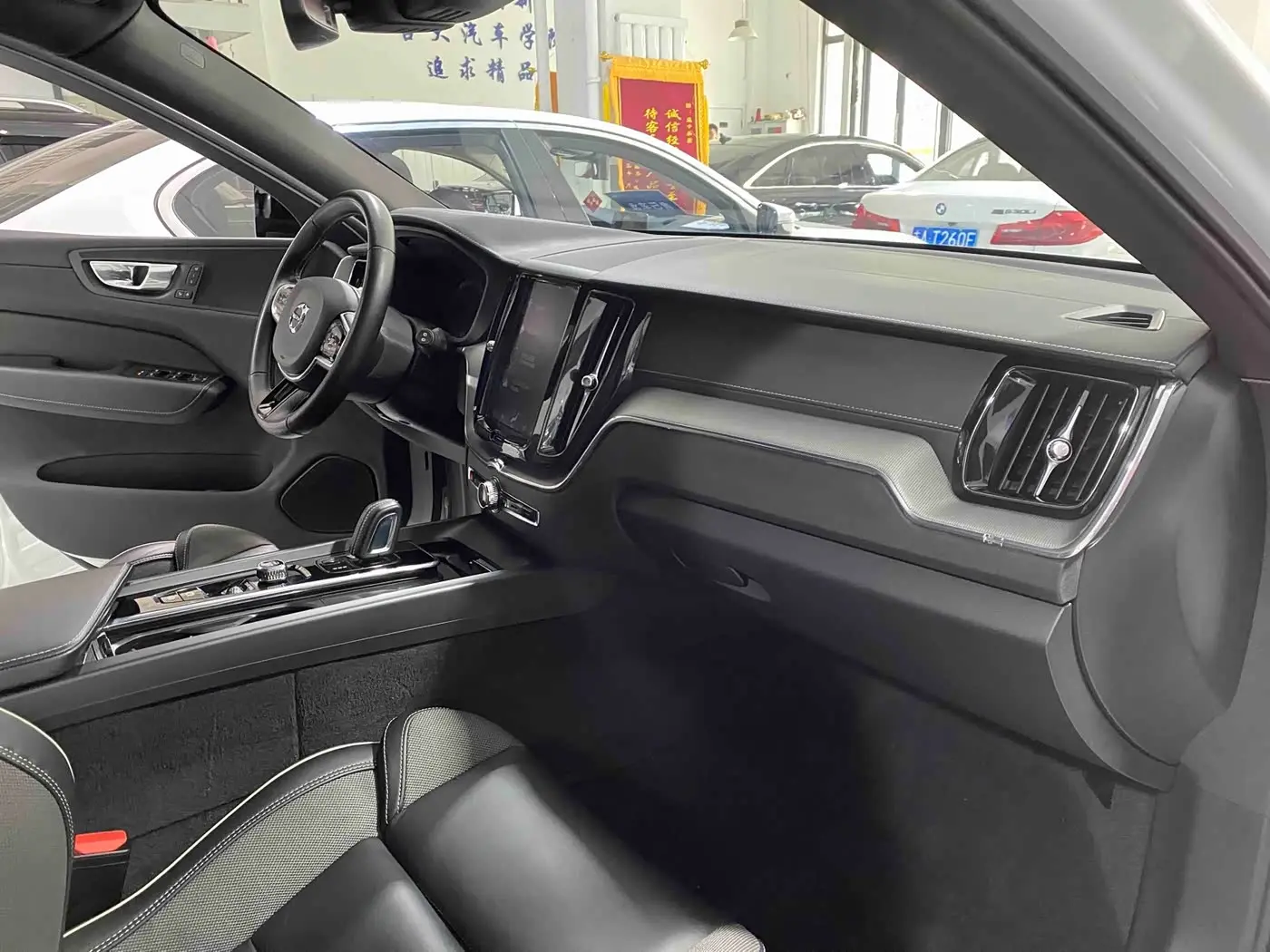 Volvo XC60 Plug-in Hybrid 2021 — Photo 8/17