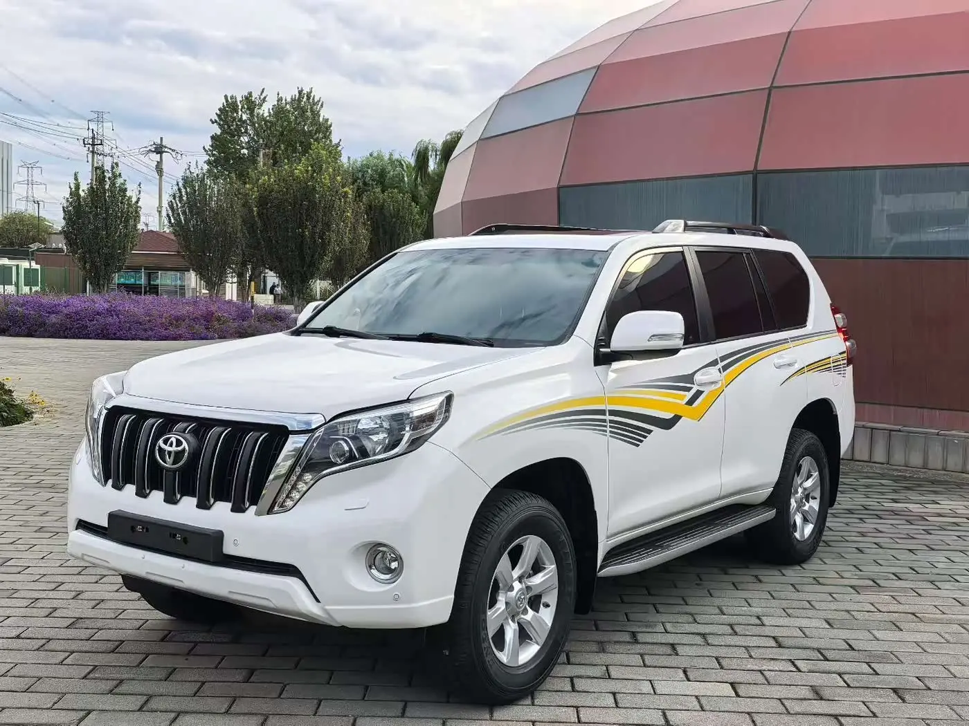 Toyota Prado 2014 — Photo 1/18