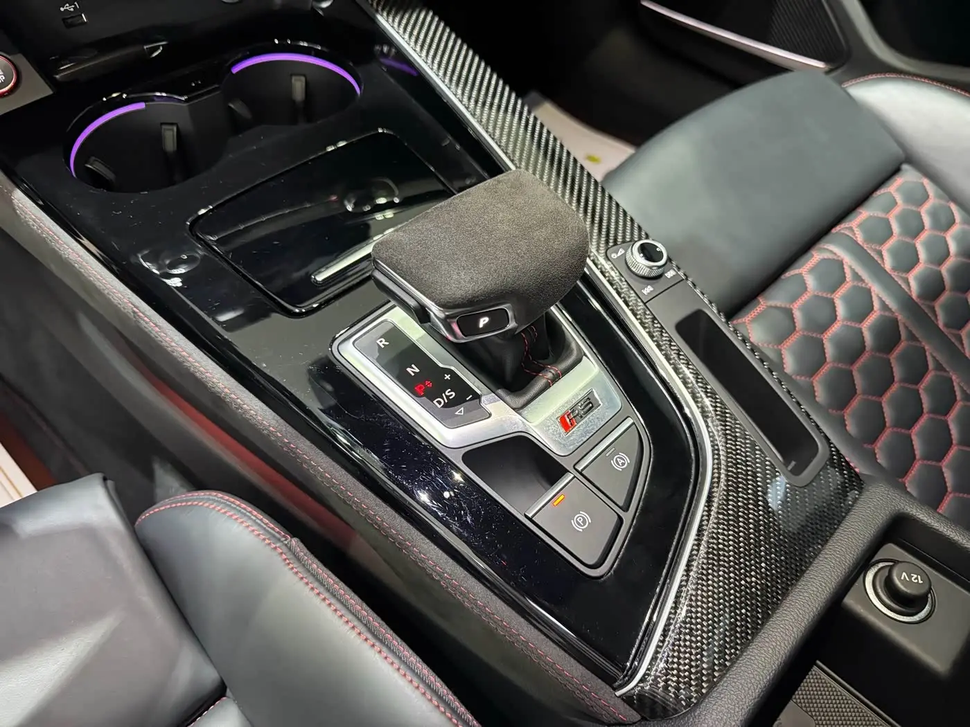 Audi RS 4 2023 — Фото 13/20