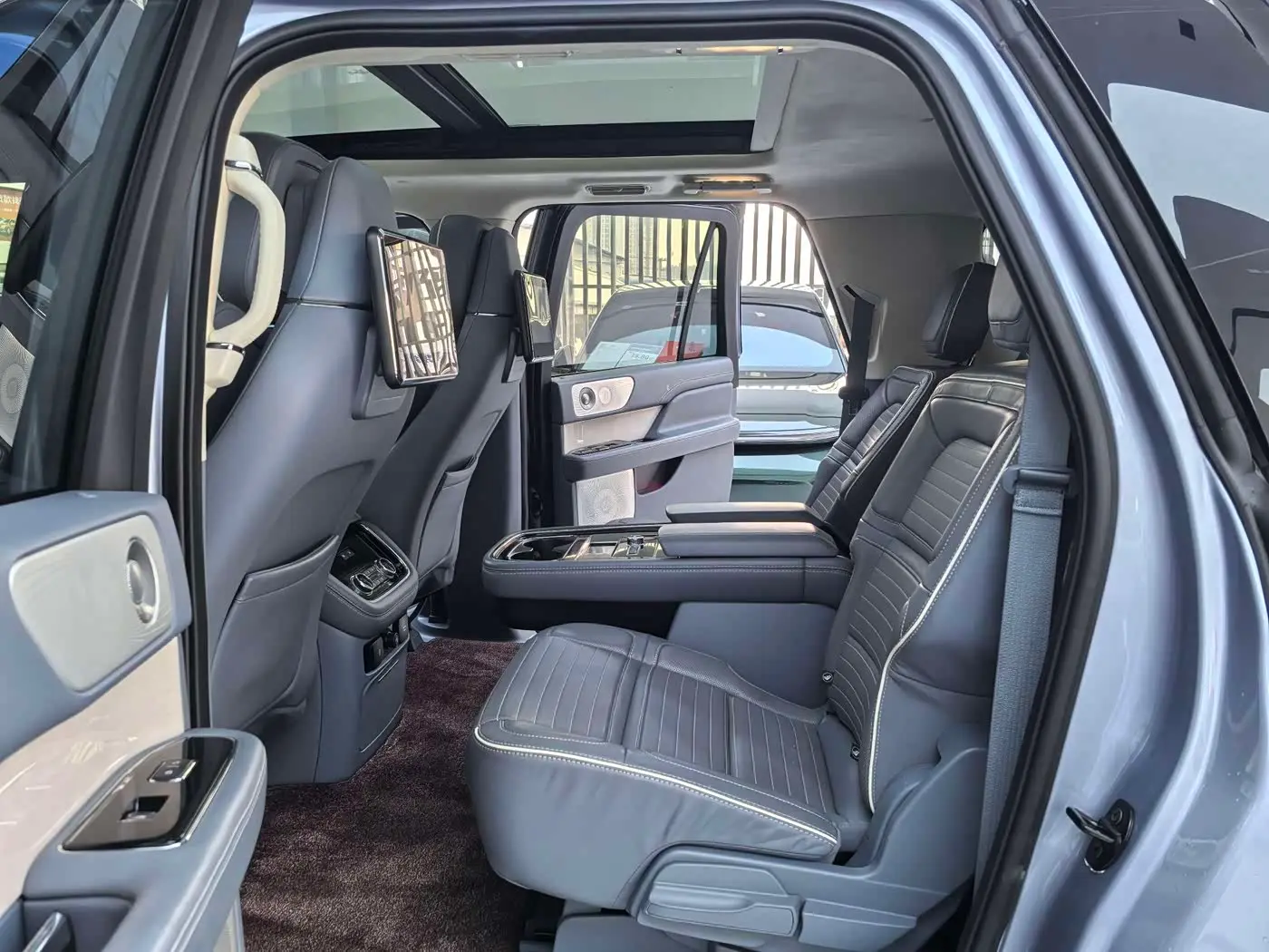 Lincoln Navigator 2023 — Şəkil 10/18