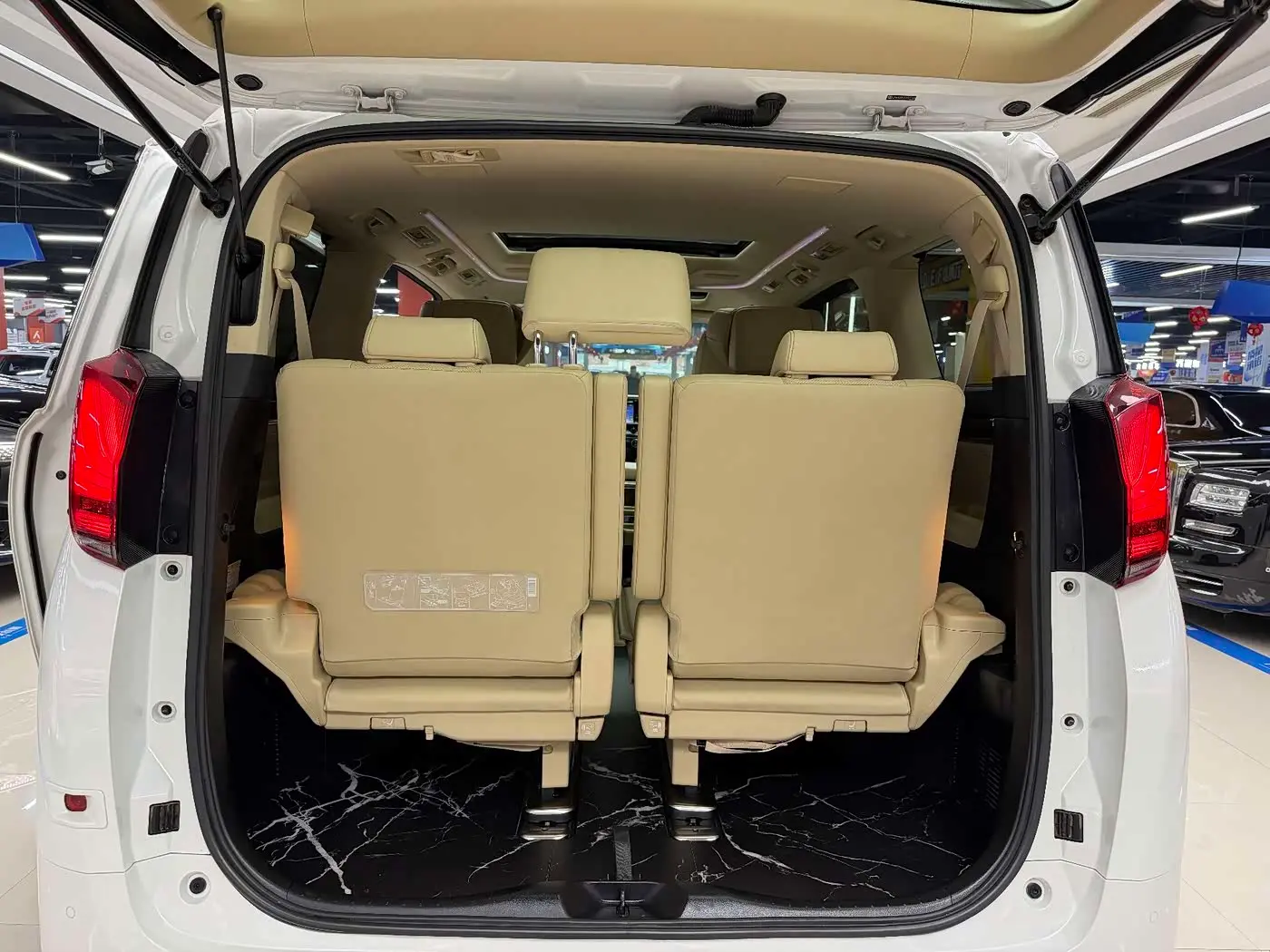 Toyota Alphard 2019 — Photo 16/20