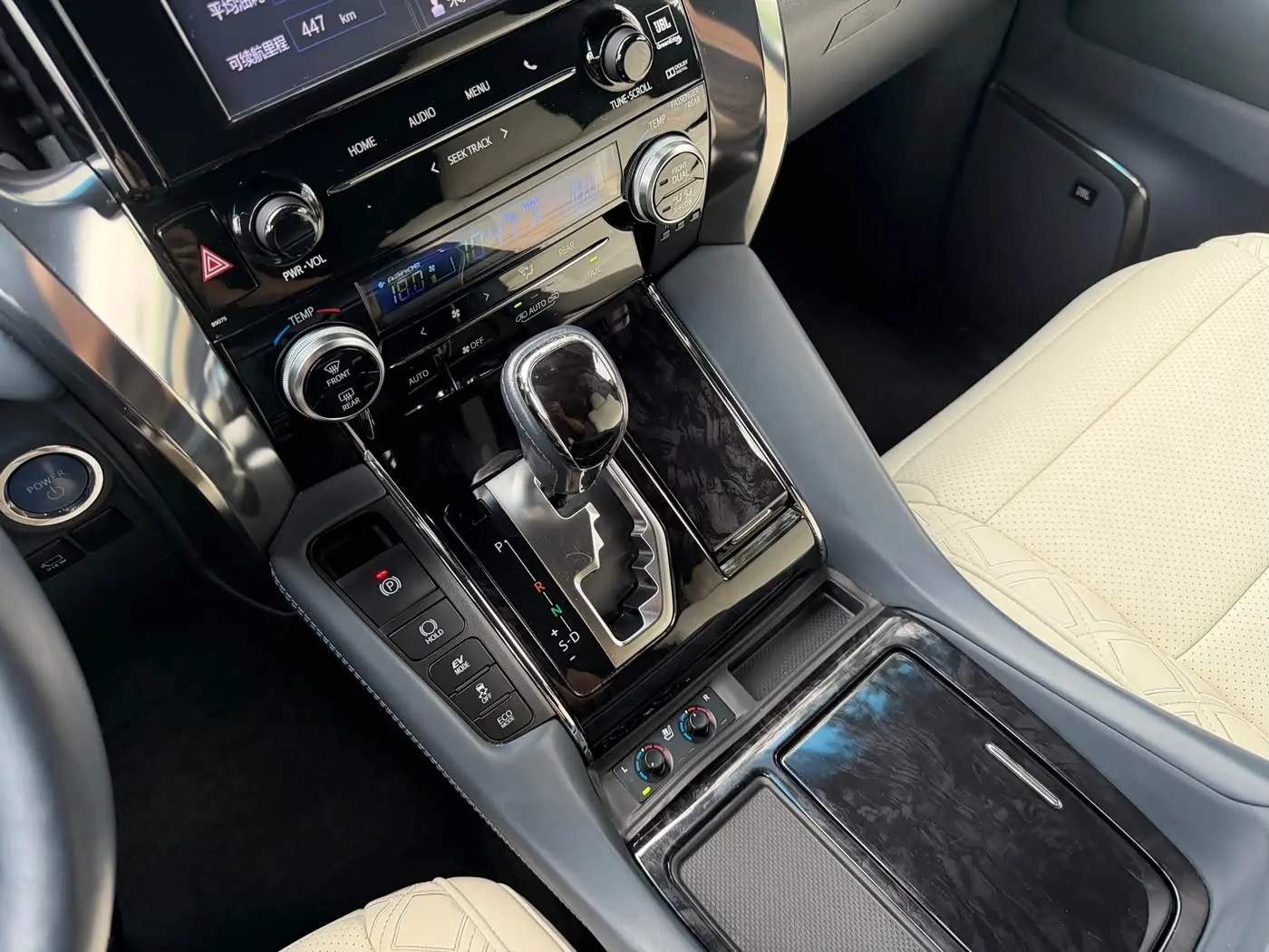 Toyota Vellfire 2021 — Photo 13/20