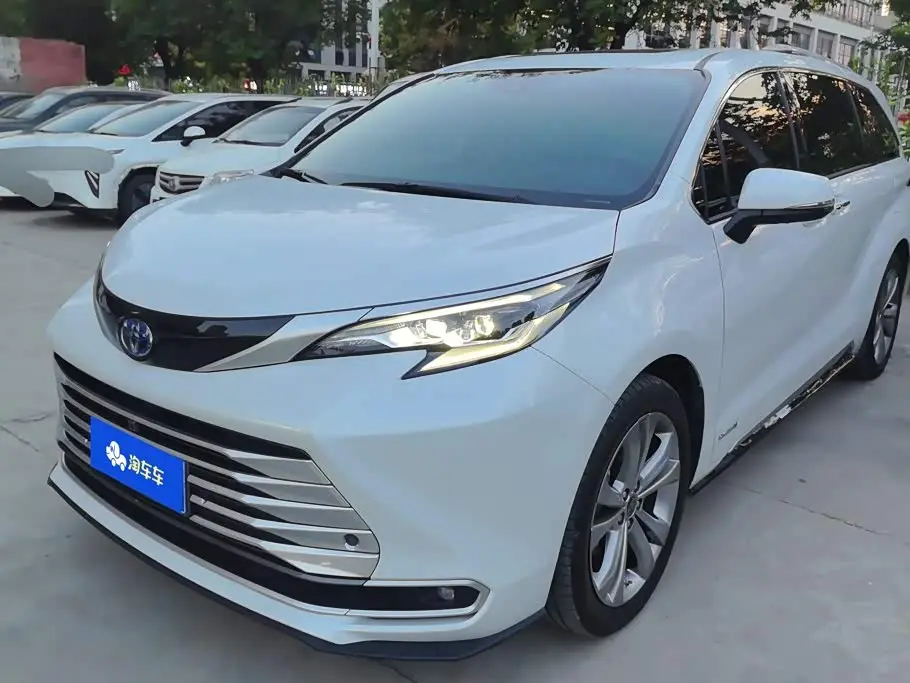 Toyota Sienna 2024 — Photo 1/16