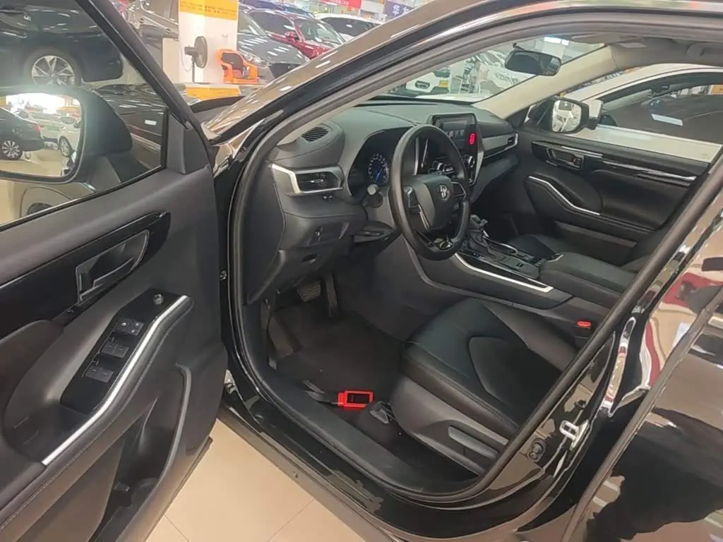 Toyota Highlander 2024 — Photo 16/20