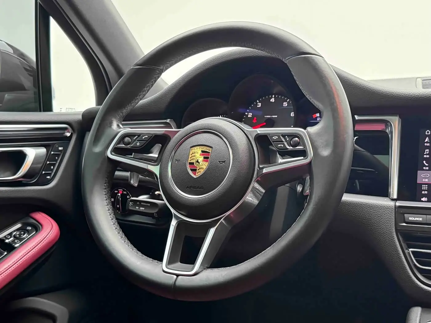 Porsche Macan 2021 — Photo 11/16