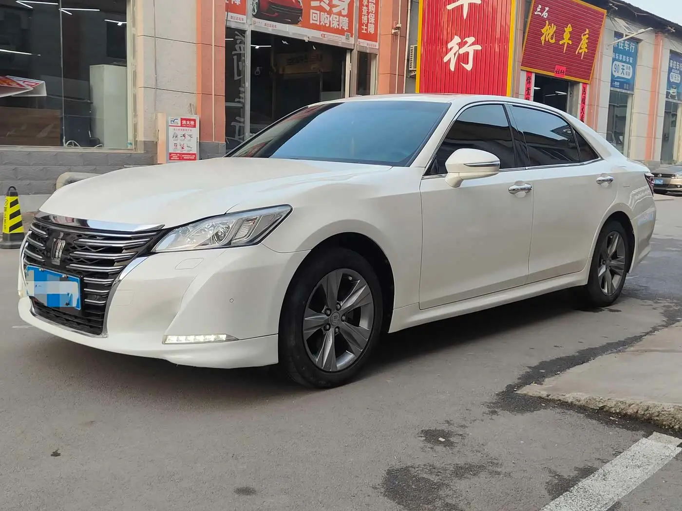 Toyota Crown 2015 — ფოტო 1/12