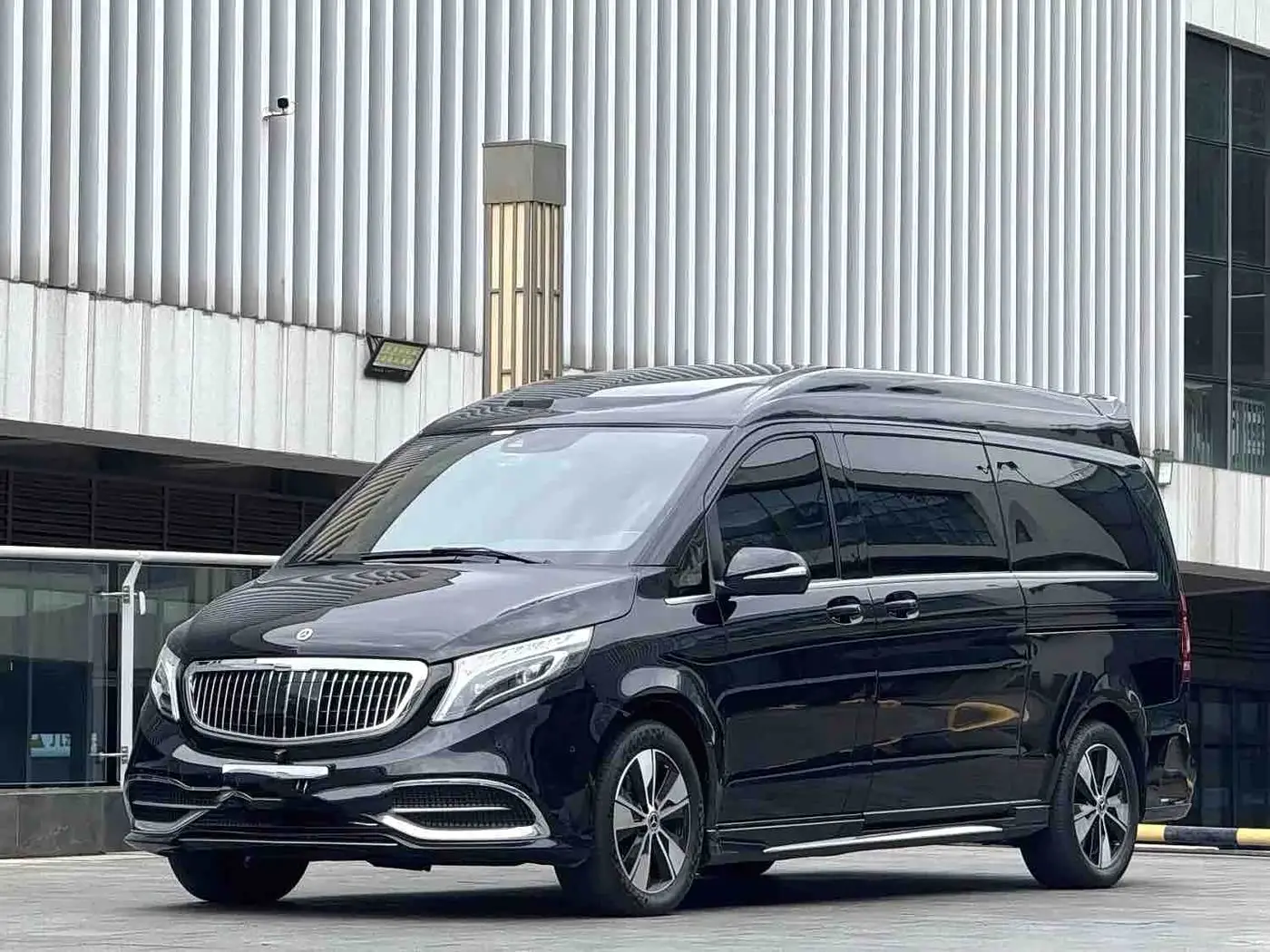 Mercedes-Benz V-Class 2023 — Фото 1/19