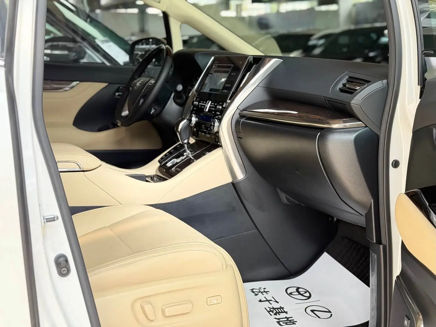 Toyota Vellfire 2021 — Photo 11/20