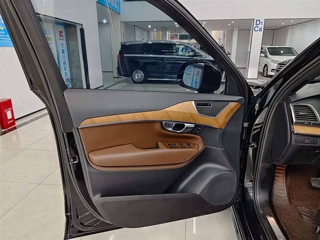 Volvo XC90 2023 — Photo 6/11