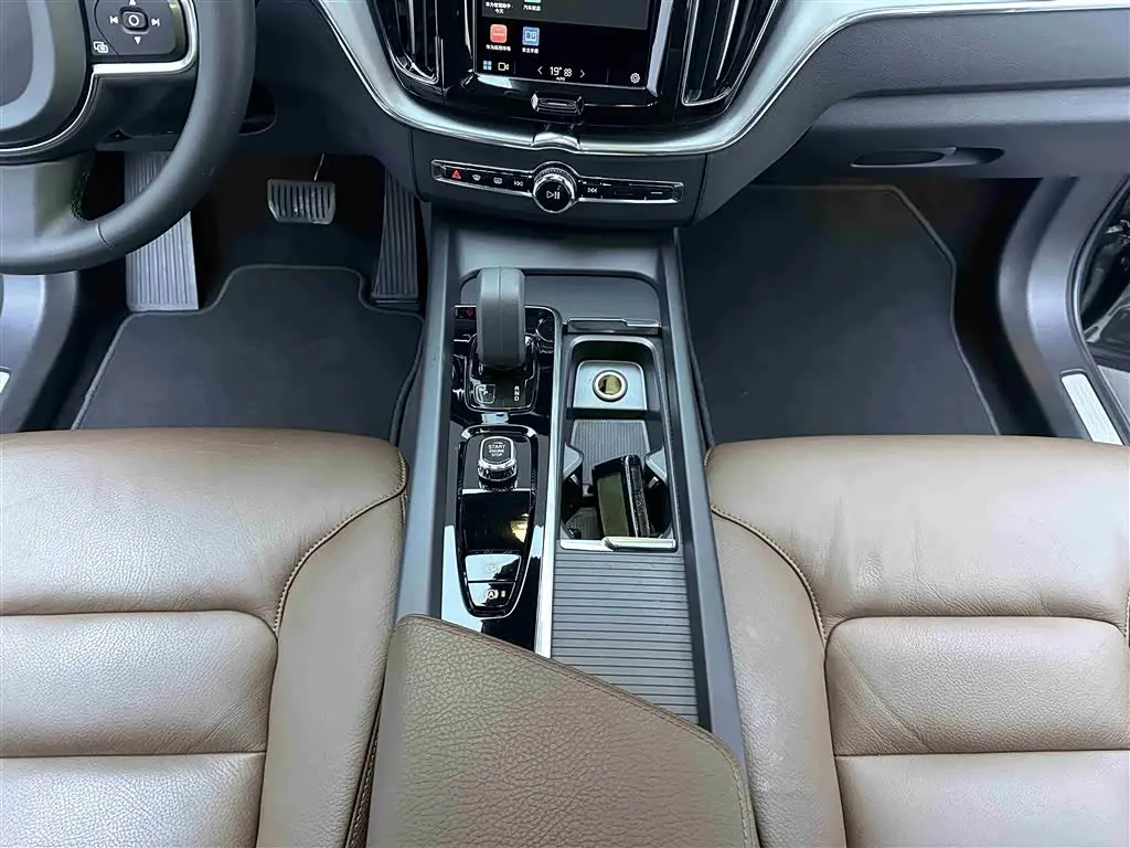 Volvo XC60 2022 — Фото 14/20