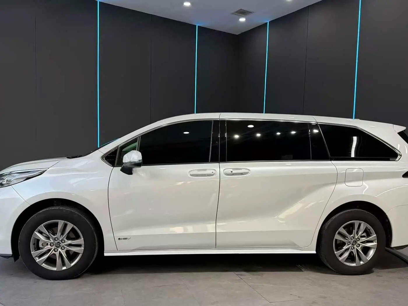 Toyota Sienna 2024 — Şəkil 4/12