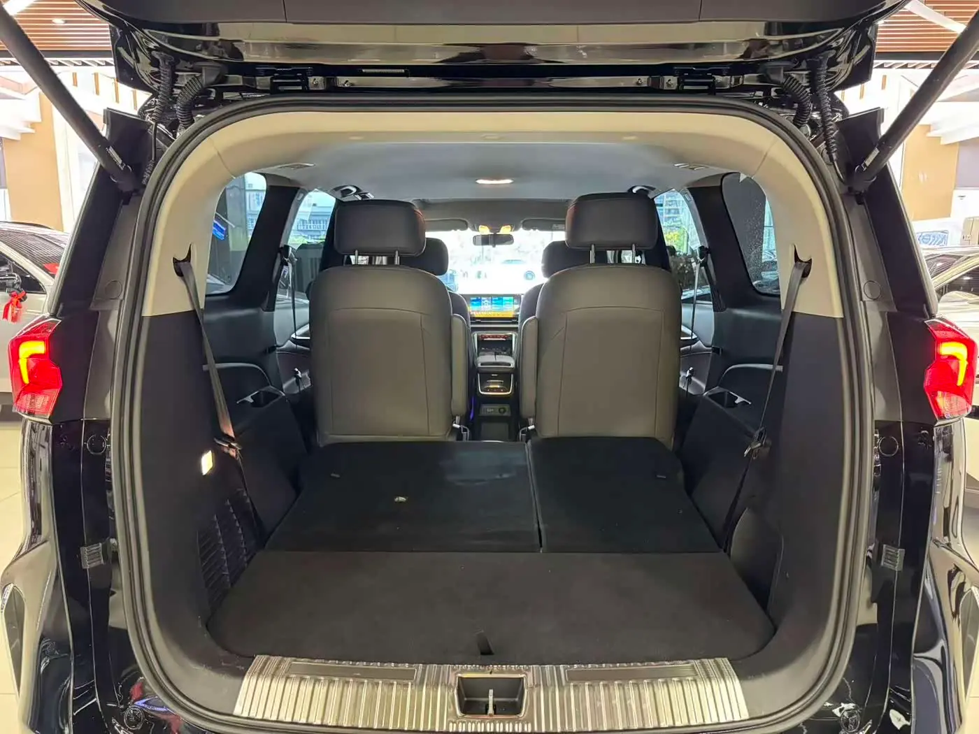 SAIC Maxus Maxus G50 PHEV 2026 — Фото 12/15
