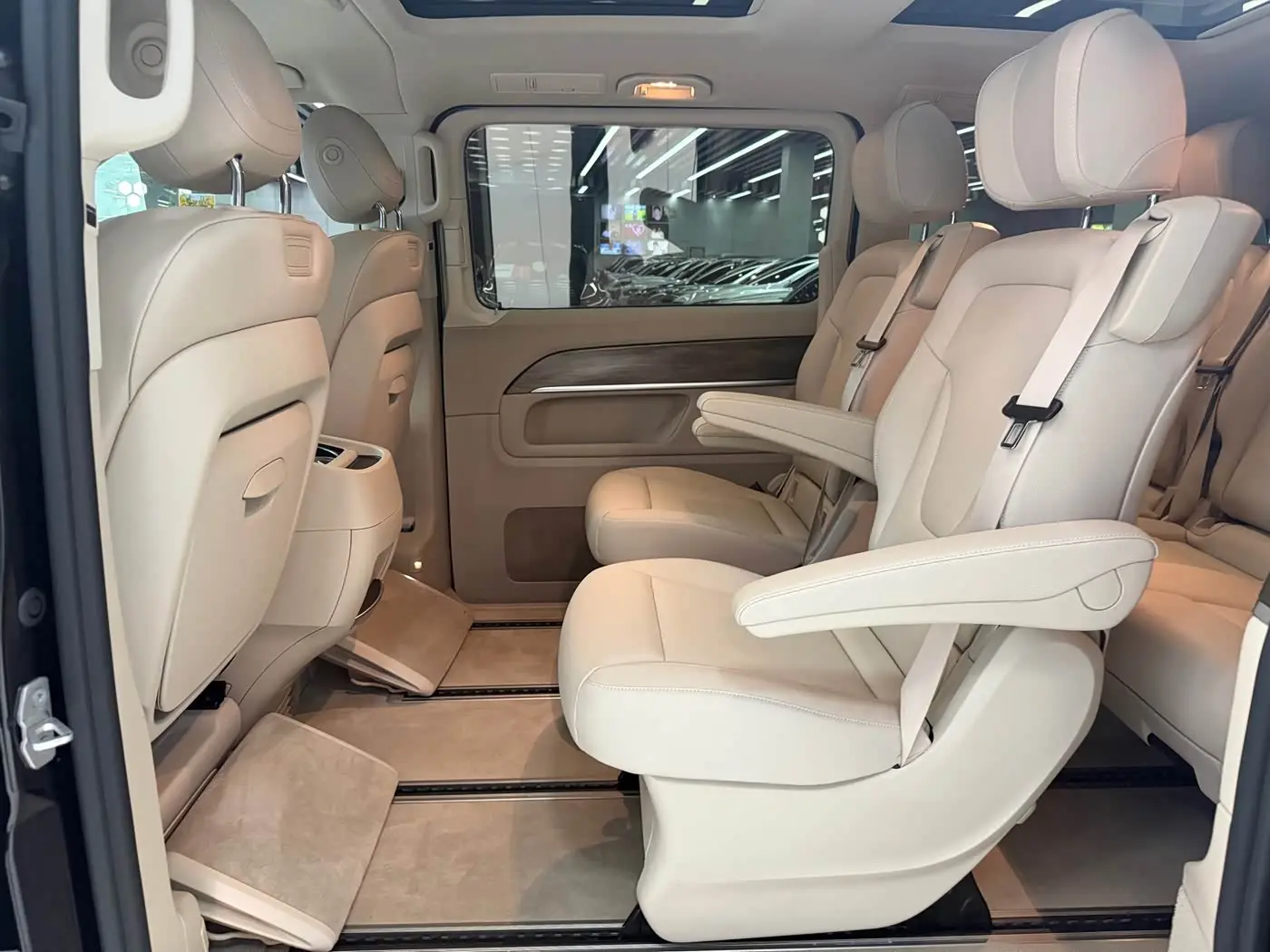 Mercedes-Benz V-Class 2025 — Photo 12/20