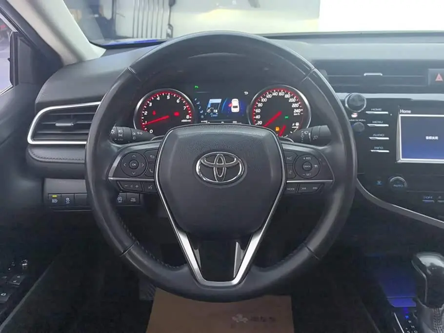 Toyota Camry 2019 — Фото 15/16