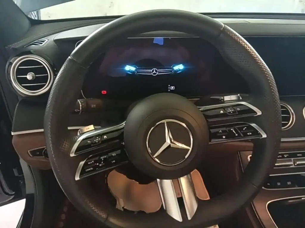 Mercedes-Benz E-Class 2023 — Photo 11/20