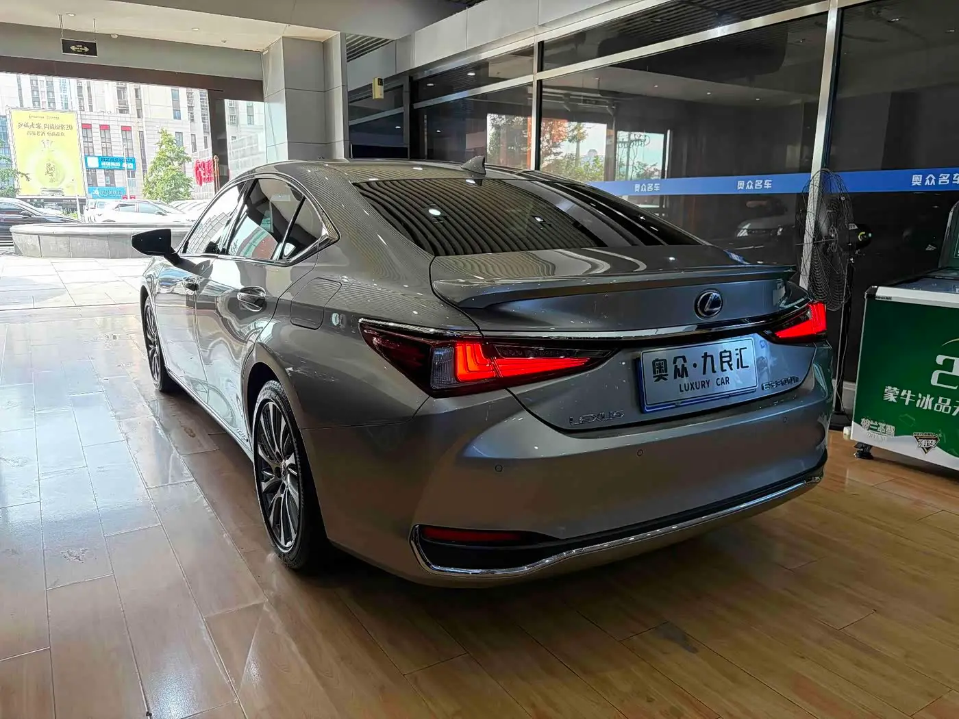 Lexus ES 2021 — Photo 11/11